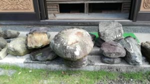 家の周りから塚石を集める