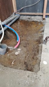 排水用の配管やお湯・水の配管をし、新たにバルブをつける。