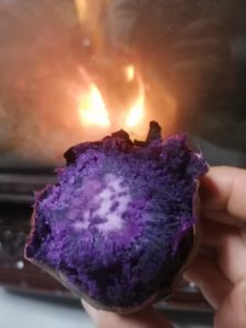 紫芋で焼き芋