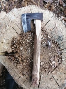 庭に落ちていた錆びた斧。刃を磨いて、腐っていた柄を樫の木で作りました。
